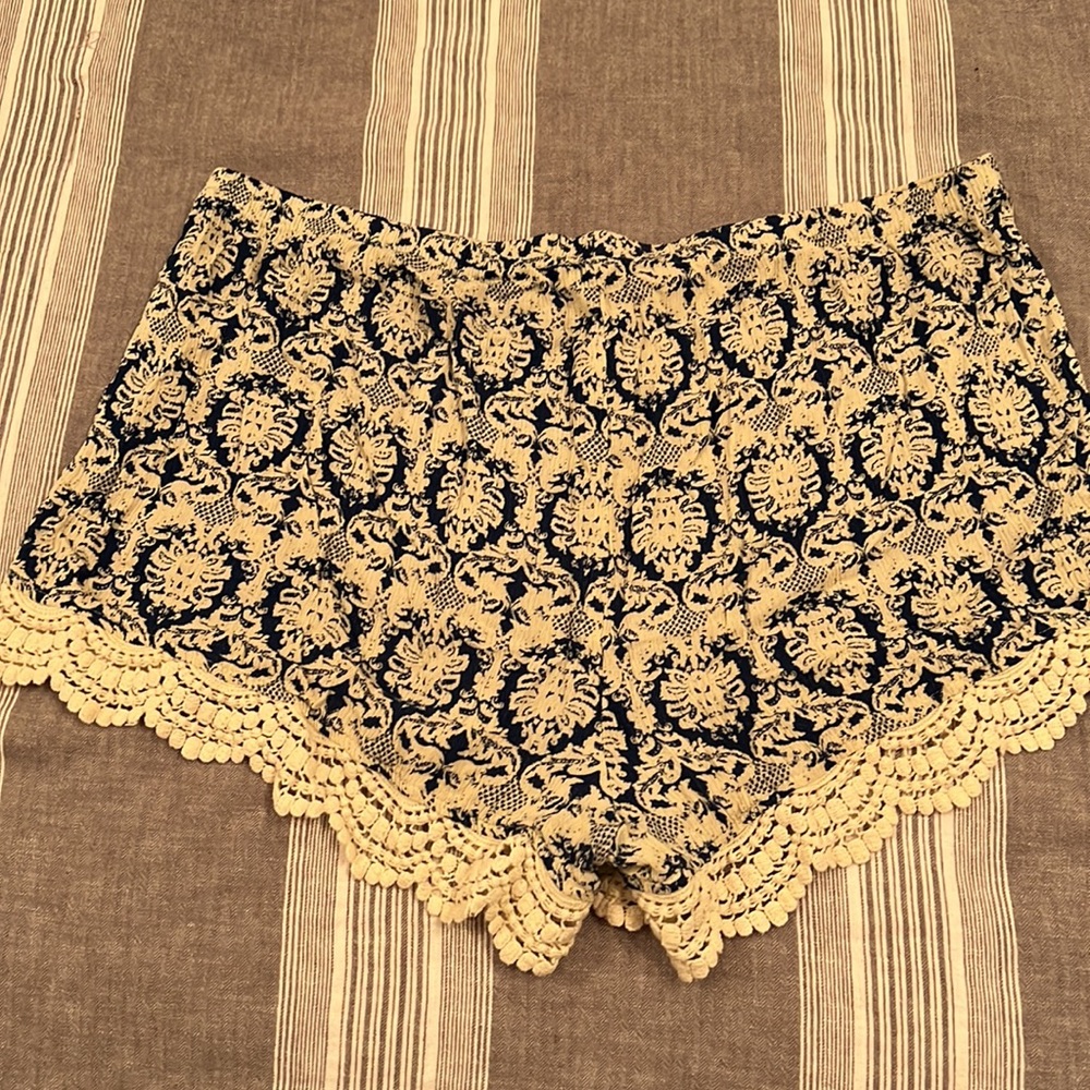 Blue and off white shorts. Size large. Worn once. - Picture 2 of 4